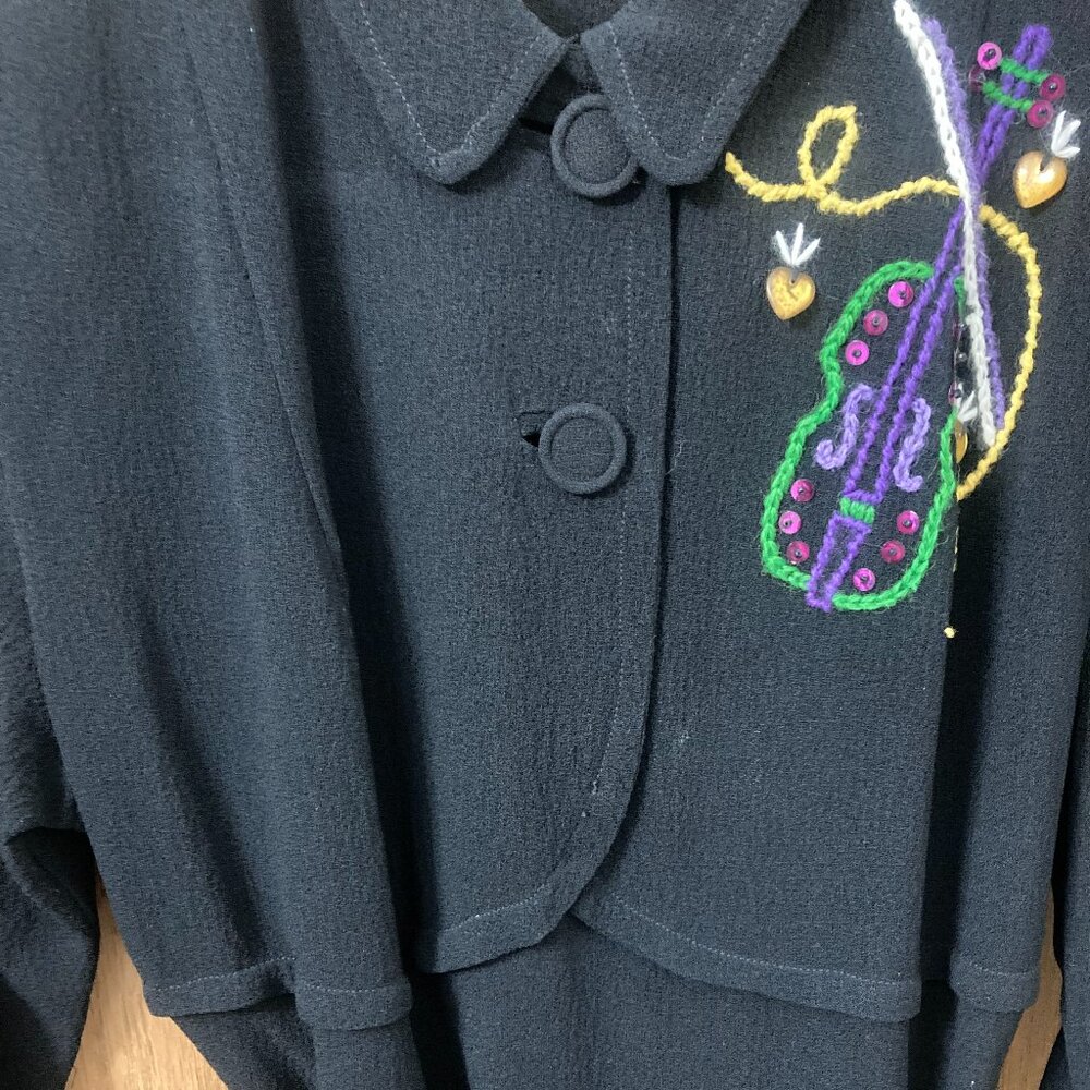 Vintage 1940s Cartwright Black Crepe Collared Dress with Embroidered Violin - 6 - Picture 4 of 12